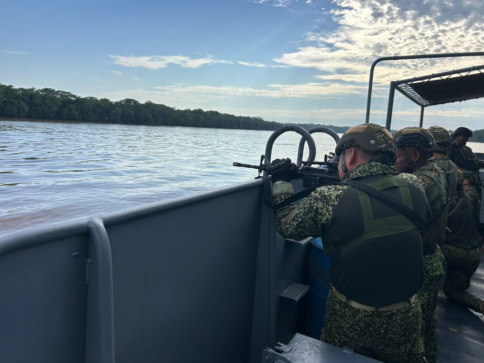 Armada en operación contra Los Comandos de Frontera.