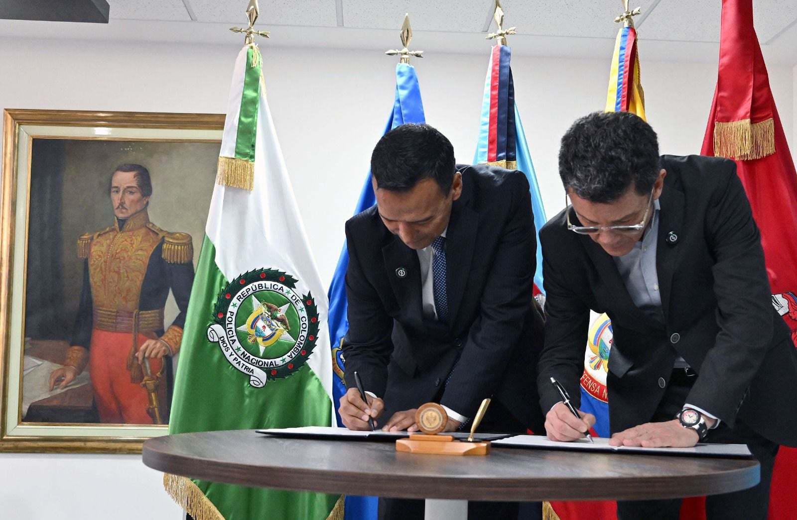 En la foto el ministro de Defensa, Pedro Sánchez y el superintendente de Sociedades, Billy Escobar.