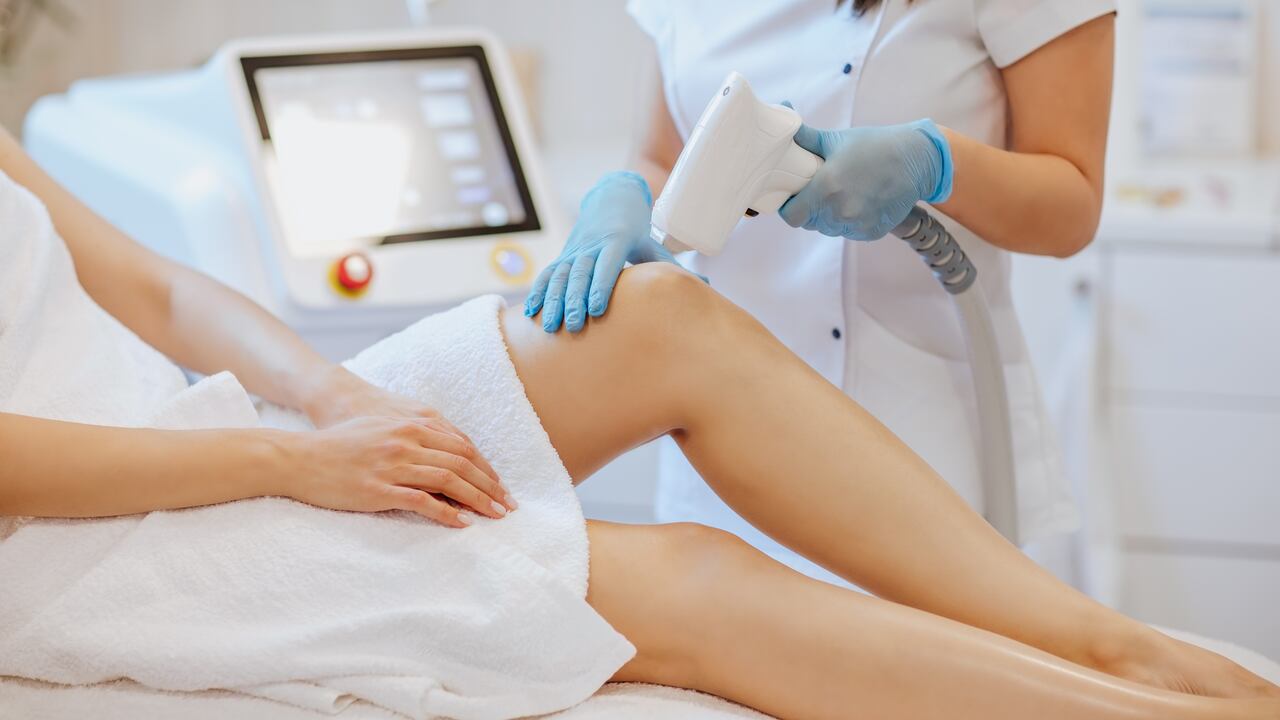 La depilación láser elimina el vello de forma permanente.