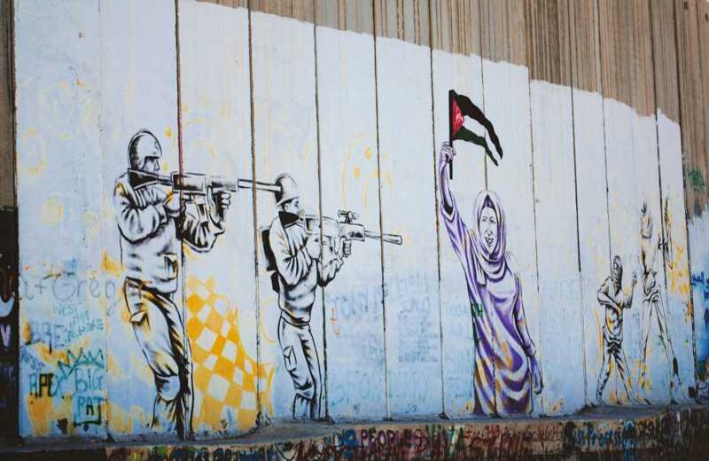 Palestina está cercada por un muro de 8 metros de alto y 715 kilómetros de largo. 