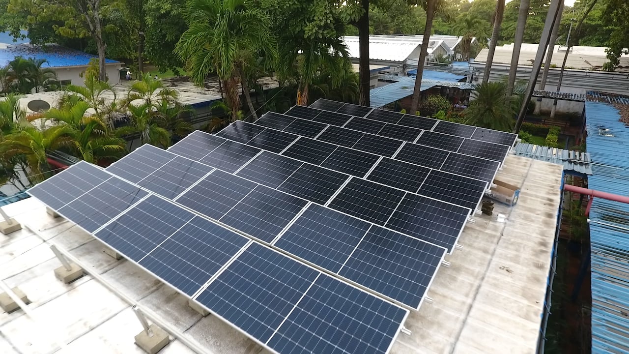 Los paneles solares contaron con una inversión superior a 8.800 millones, generan ahorros anuales por 1.385 millones de pesos.