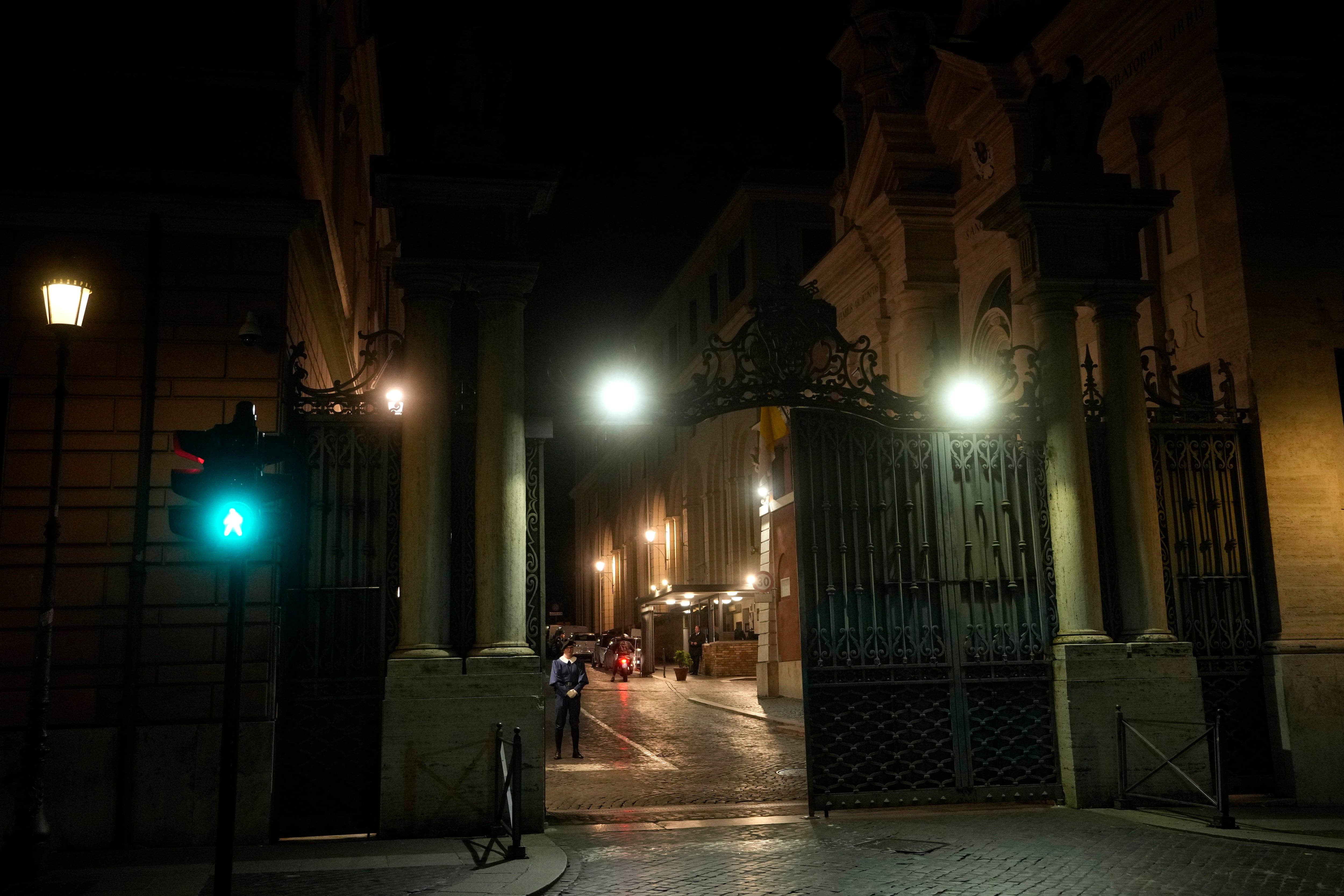 Un automóvil conducido por alguien con aparentes problemas psiquiátricos atravesó la puerta de Santa Anna