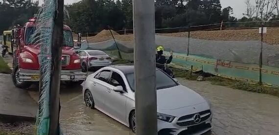 Inundación en la calle 127A, entre Avenida Boyacá y Avenida Cali.