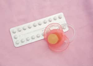 Según la Clínica Mayo, las hormonas de los anticonceptivos no permanecen en el cuerpo una vez los suspendes, es decir que puedes embarazarte inmediatamente después de dejar de planificar. Lo mismo sucede con el DIU.