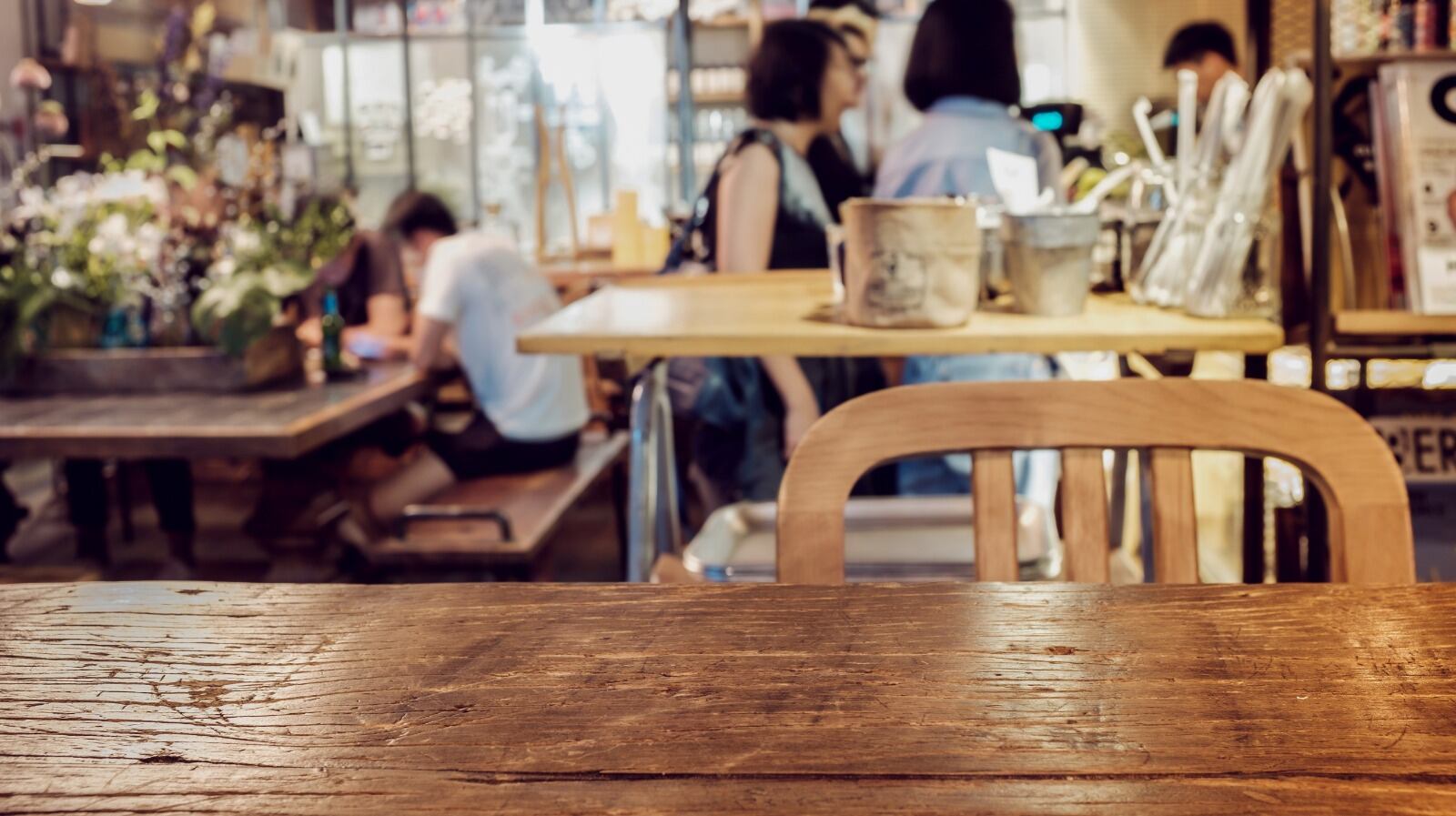 El sector gastronómico en el Valle genera 98.000 empleos formales, que podrían estar en riesgo si la situación no mejora en los meses venideros, pues solo en Cali los establecimientos han tenido que reducir su plata de personal en un 30%.