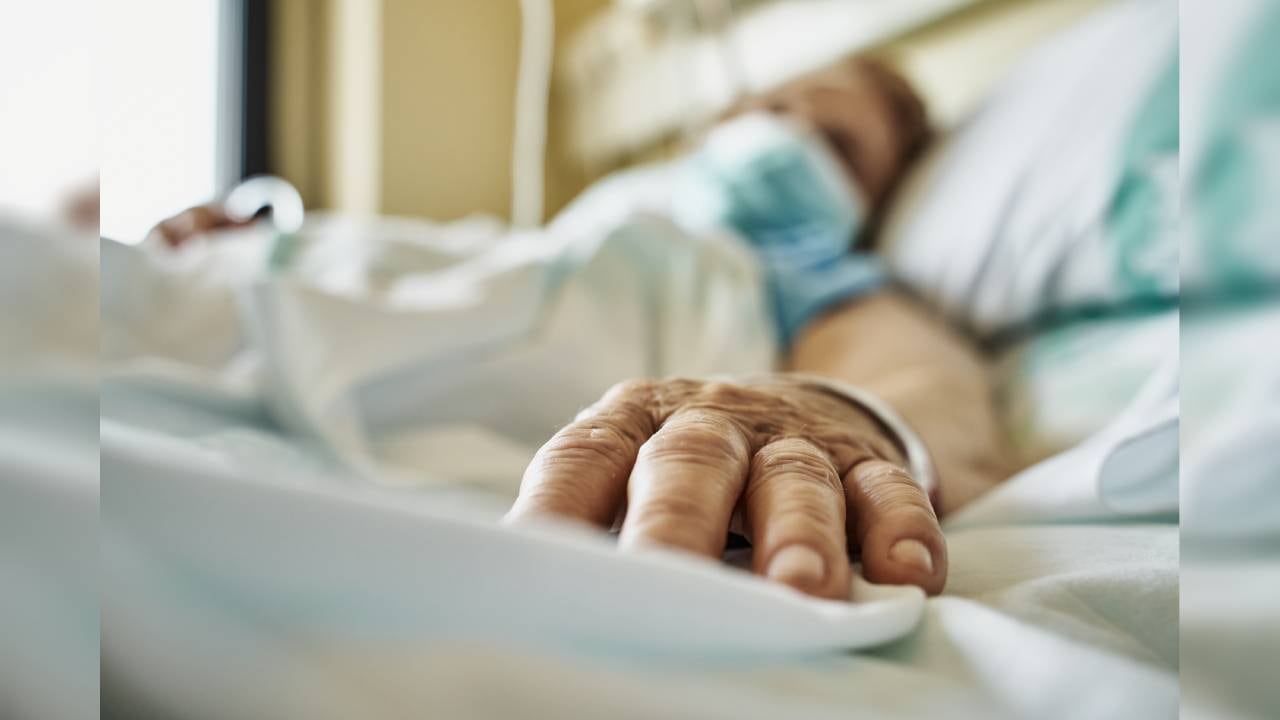 Imagen de referencia de mujer enfrentando una enfermedad.