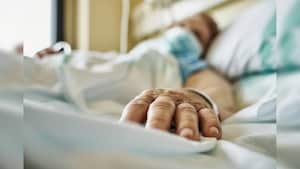 Imagen de referencia de mujer enfrentando una enfermedad.