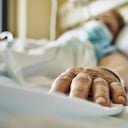 Imagen de referencia de mujer enfrentando una enfermedad.