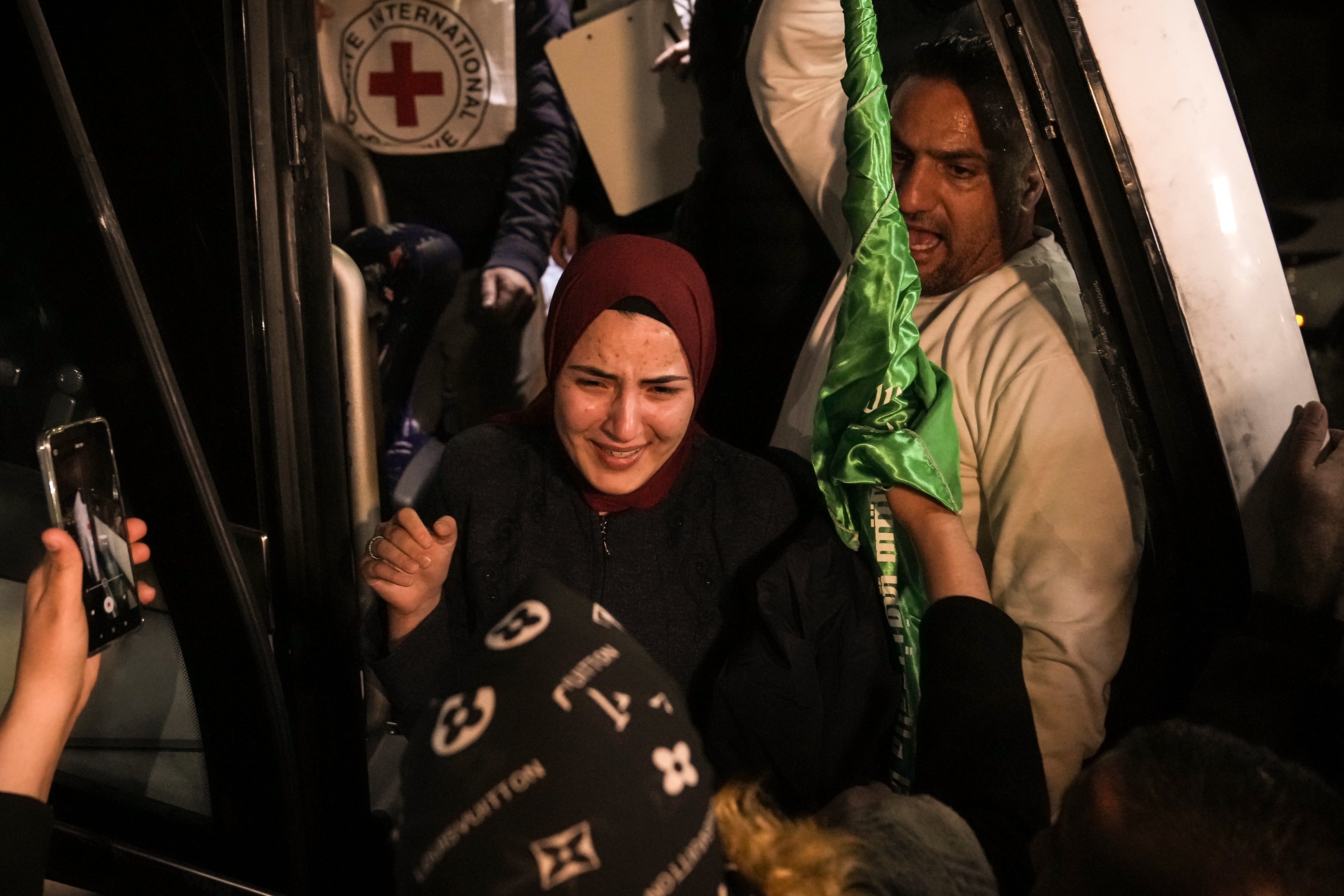 Las negociaciones se habían atascado unas horas antes cuando Hamás dijo que Israel había rechazado una lista propuesta que incluía a siete cautivos vivos y los restos de tres que según el grupo murieron en ataques aéreos israelíes anteriores.