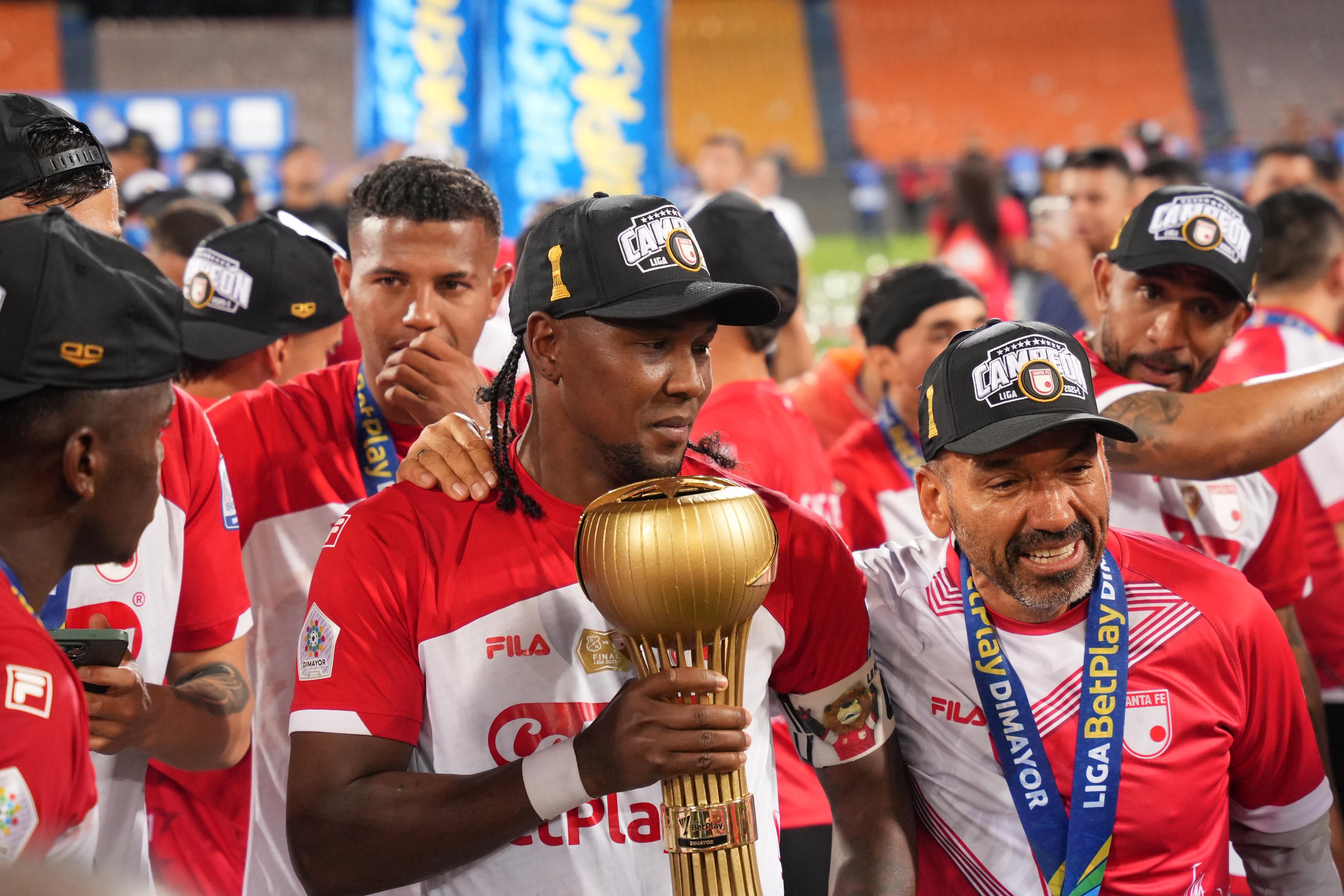 Hugo Rodallega con el título de la Liga Betplay 2025-I