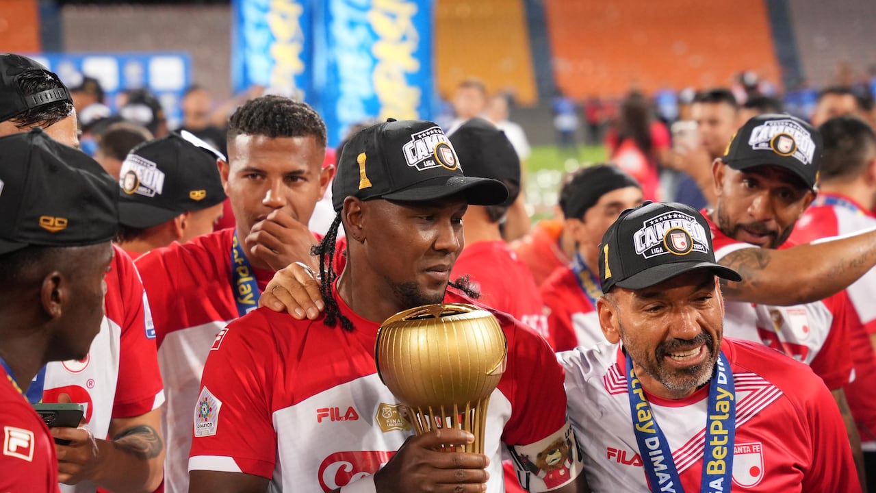 Hugo Rodallega, con el título de la Liga Betplay 2025-I.