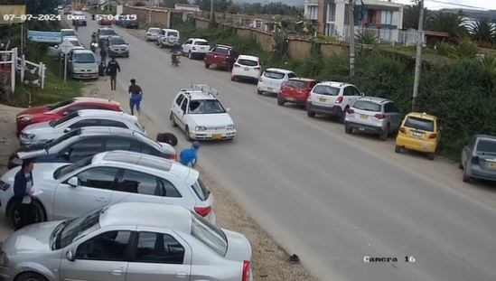 Momento exacto en el que el copiloto del vehículo se baja y sale corriendo a auxiliar a las personas lesionadas.
