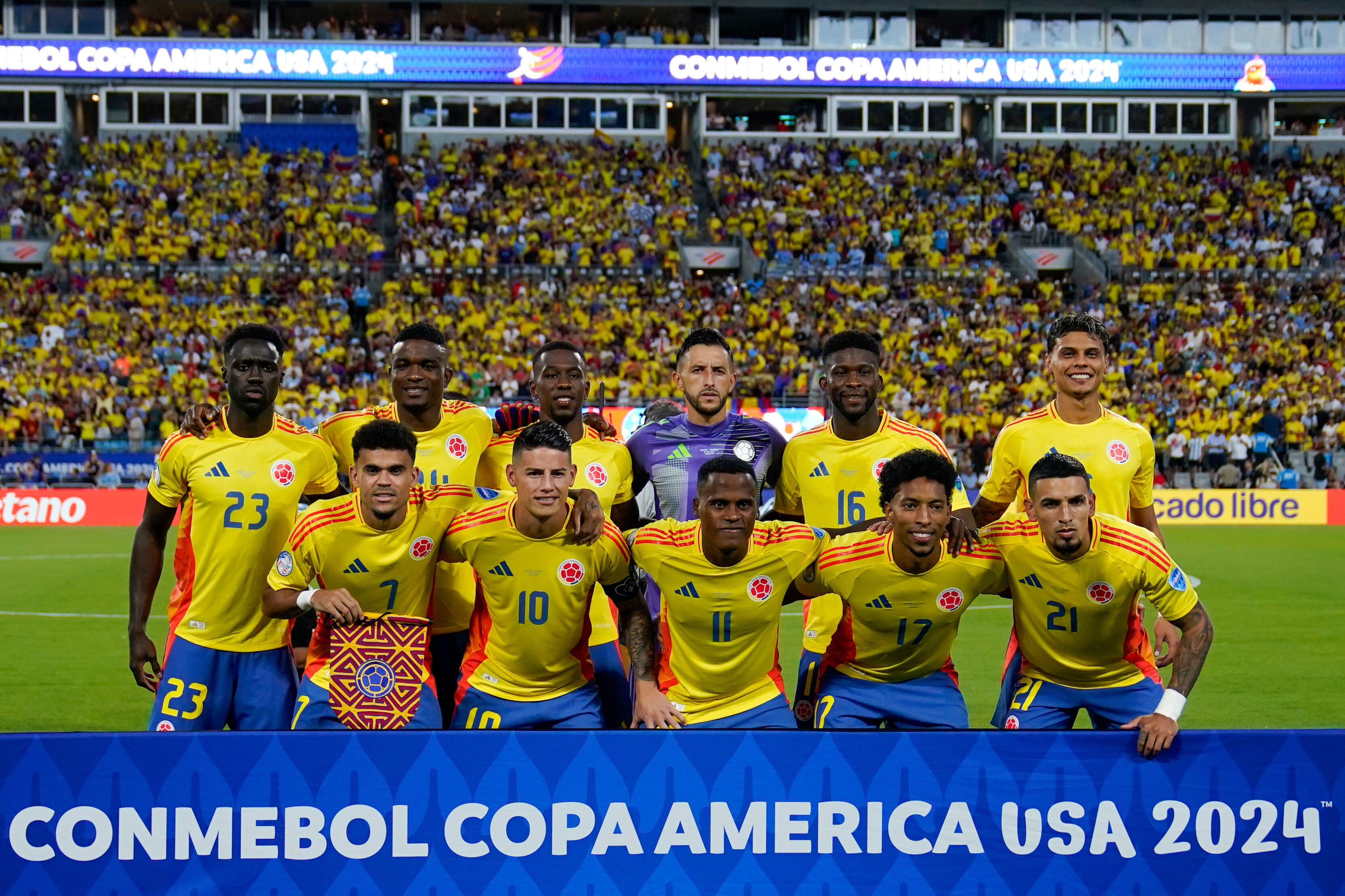 Los jugadores de Colombia posan para una fotografía del equipo antes del partido de semifinales de la Copa América contra Uruguay en Charlotte, Carolina del Norte, el miércoles 10 de julio de 2024. (Foto AP/Jacob Kupferman)