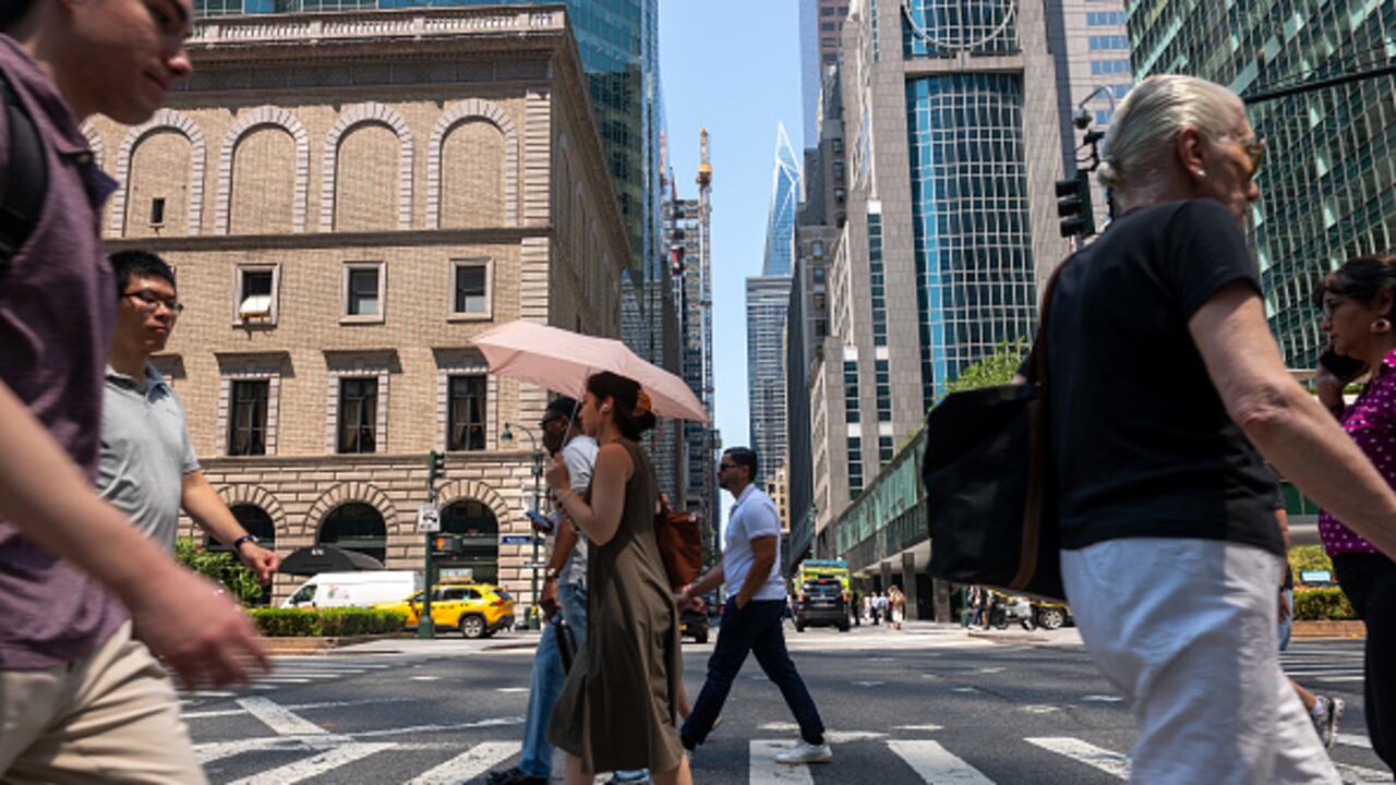 La gente intenta refrescarse en las sofocantes calles de Manhattan mientras la región experimenta otra ola de calor el 29 de julio de 2025.