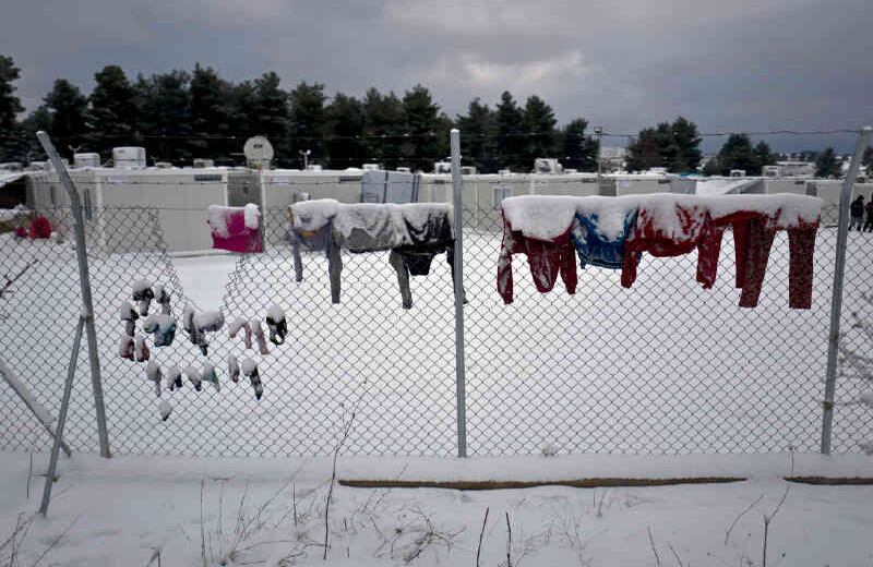 Su situación es dramática, pues el invierno apenas comienza y se espera que el temporal que azota a los Balcanes dure aún varios días. Foto: Muhammed Muheisen / AP  