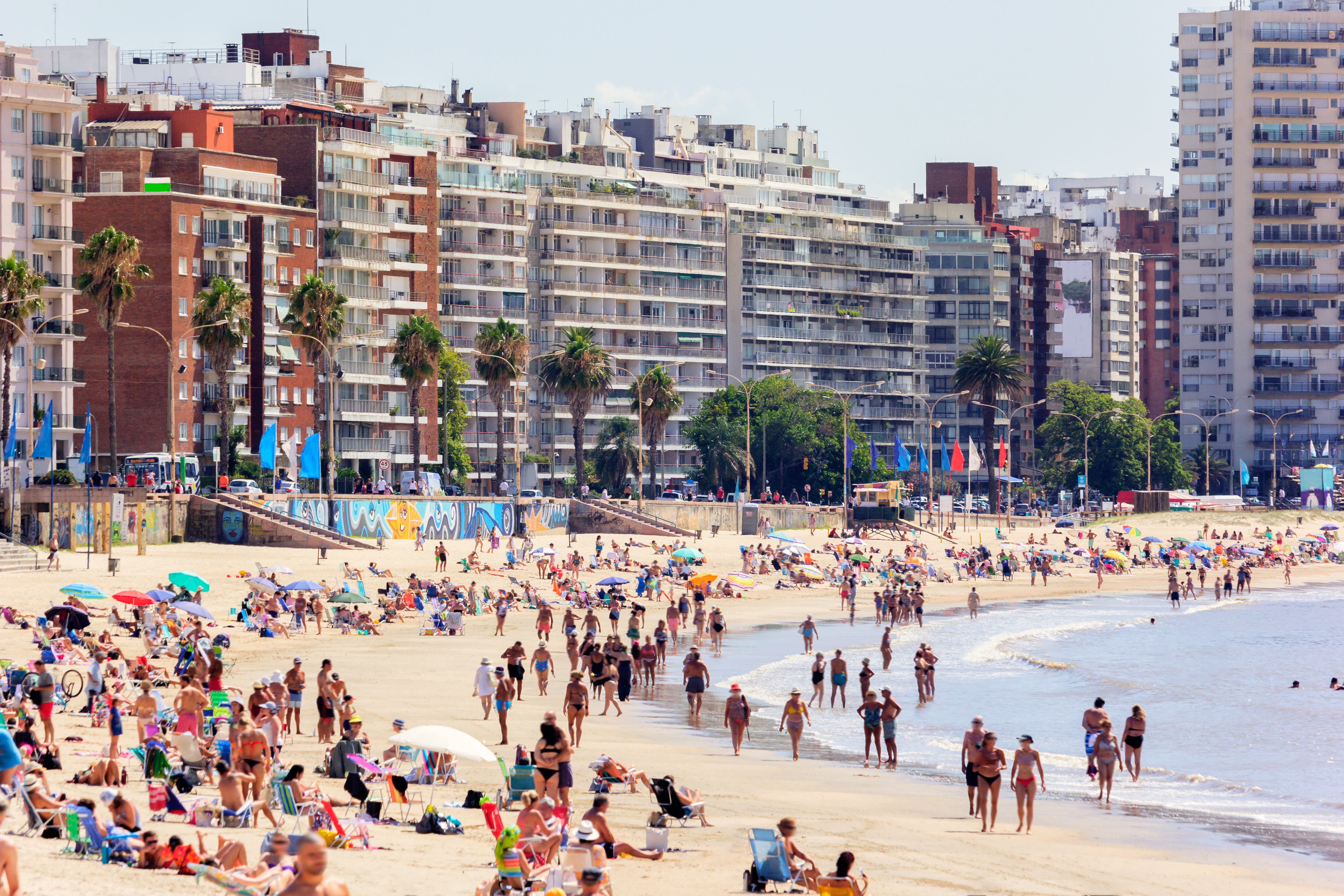 Vista del horizonte de Montevideo y la playa de Pocitos en verano, Montevideo, Uruguay