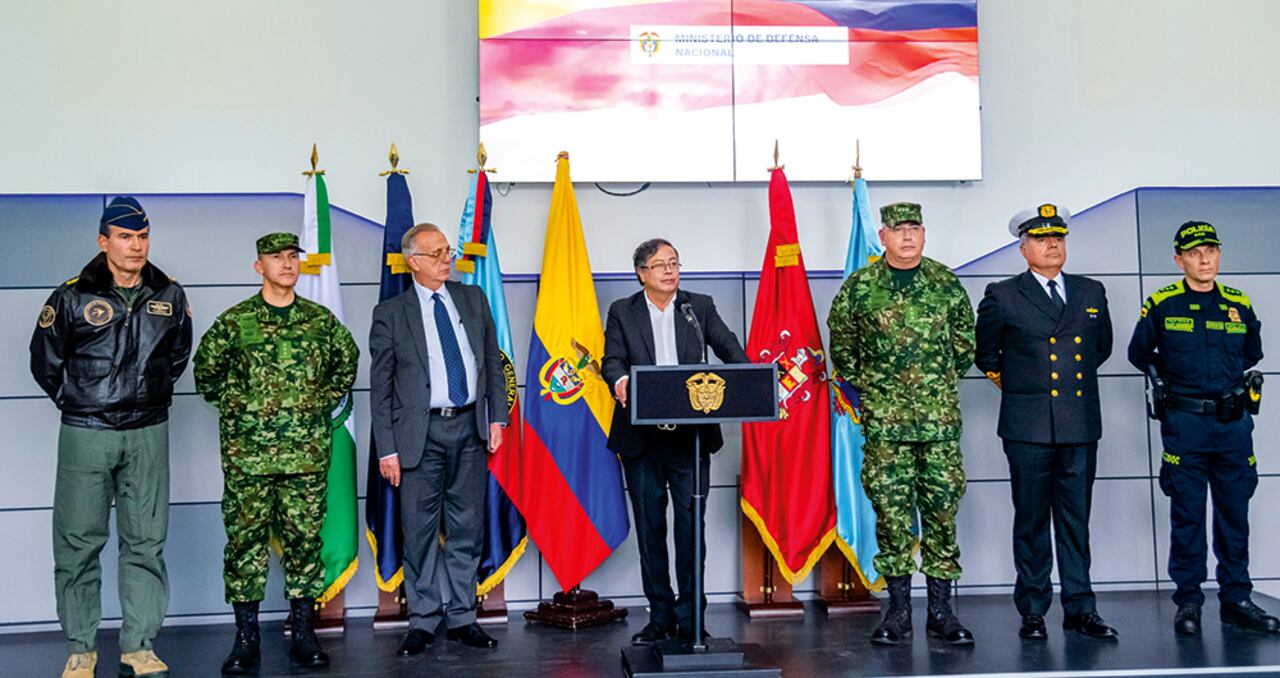 El presidente Gustavo Petro, acompañado por el ministro de Defensa, Iván Velásquez, y la cúpula recién nombrada de las Fuerzas Armadas.