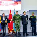 El presidente Gustavo Petro, acompañado por el ministro de Defensa, Iván Velásquez, y la cúpula recién nombrada de las Fuerzas Armadas.