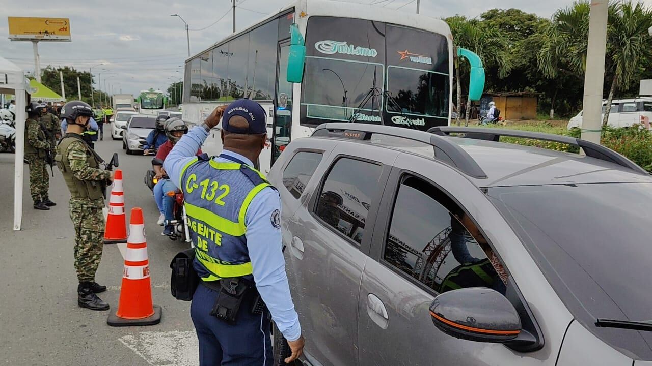 Los uniformados, en compañía de la Policía y el Ejército, están dispuestos en los accesos a la ciudad para regular el tráfico y garantizar un regreso seguro a los viajeros. Foto: El País