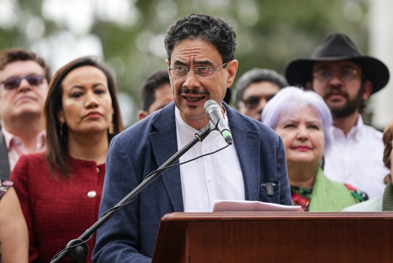El candidato presidencial por el Pacto Histórico, Iván Cepeda, junto a diferentes miembros de la bancada.
