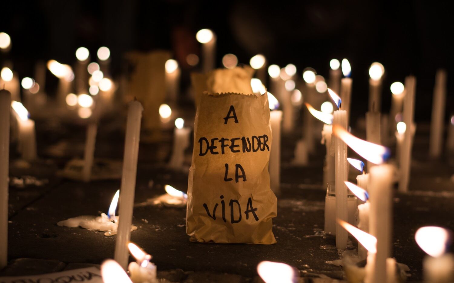 la Comisión Colombiana de Juristas coordinó el informe El riesgo de defender y liderar: Pautas comunes y afectaciones diferenciales en las violaciones de los derechos humanos de las personas defensoras en Colombia, un documento que denuncia, visibiliza, reconoce y dignifica la defensa de los derechos humanos de las personas, organizaciones y pueblos.