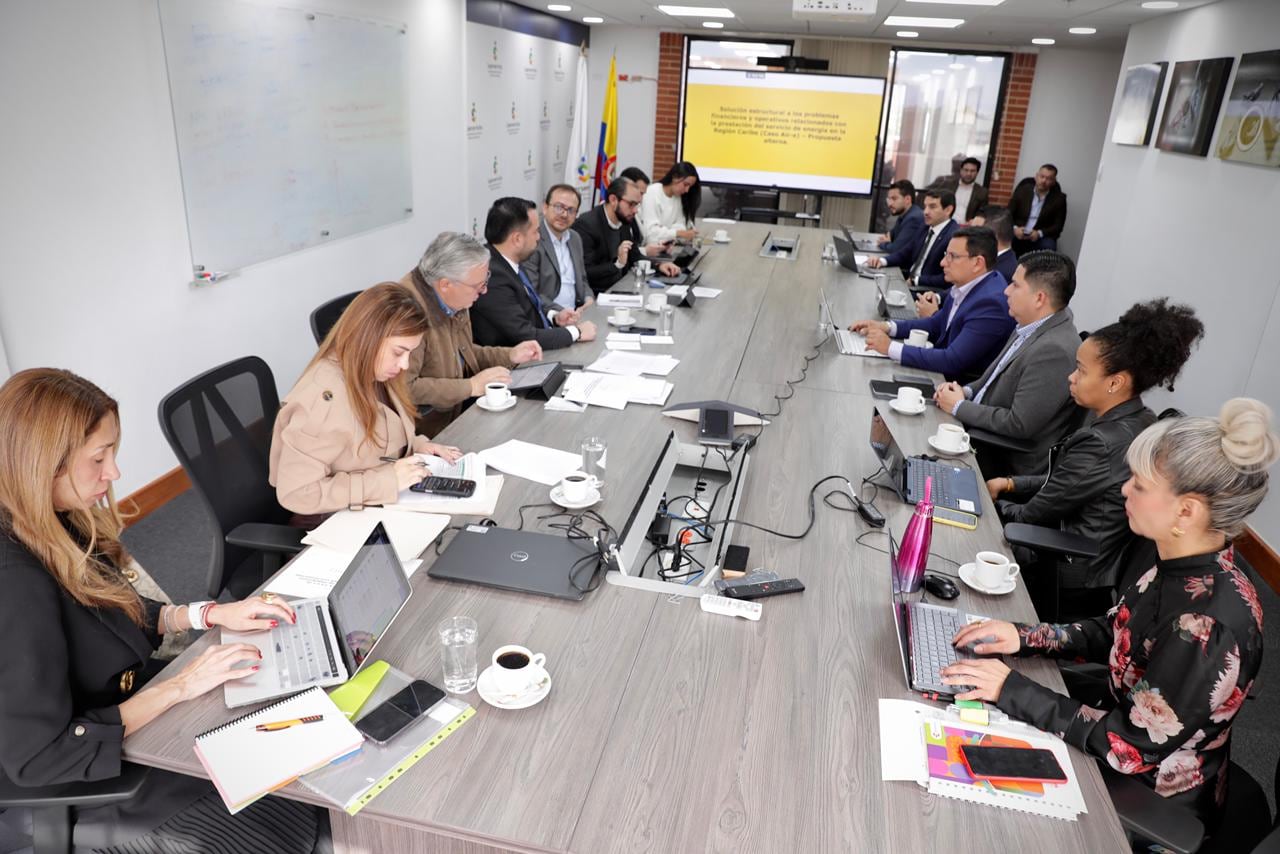 El ministro de Minas, Edwin Palma, junto con el superintendente de servicios públicos, lideraron la reunión sobre el futuro de Air-e, la empresa que presta servicio de energía en la región Caribe.