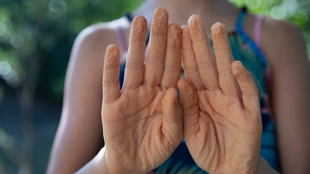 Una pregunta infantil reveló que las arrugas tras el agua siguen patrones únicos, como las huellas dactilares.