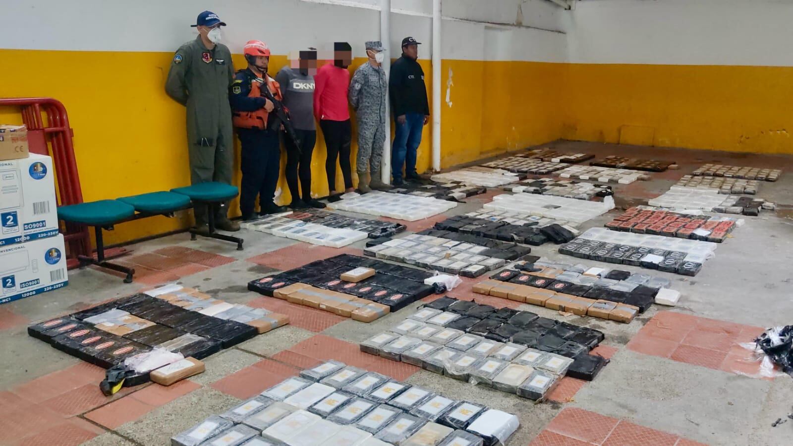 Operaciones conjuntas terminaron en incautación de 1.3 toneladas de coca en el Caribe; así fueron las maniobras de la Armada y la FAC