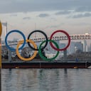 TOKIO, JAPÓN - 22 DE ENERO: Se muestra una señal de advertencia en la costa cerca de los Anillos Olímpicos el 22 de enero de 2021 en Tokio, Japón. Con solo seis meses para el inicio de los Juegos, se ha informado que las autoridades japonesas han concluido en privado que los Juegos Olímpicos no podrían continuar debido a la pandemia de coronavirus Covid-19 en curso. Portavoces del COI y del gobierno japonés desde entonces rechazaron el informe. Foto: Carl Court / Getty Images.