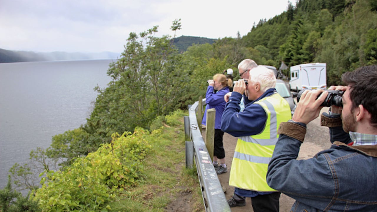 Los voluntarios observan la superficie del lago Ness en las Tierras Altas de Escocia el 27 de agosto de 2023, en busca de señales del legendario monstruo Nessie. Dos grupos emprendieron la mayor búsqueda de Nessie en 50 años el 26 y 27 de agosto, con alrededor de 100 voluntarios participando cada día.