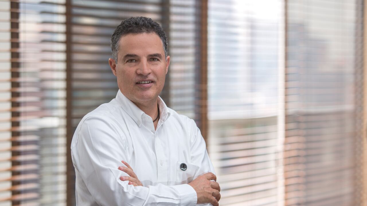 En menos de un año, el gobernador Aníbal Gaviria ha sido capturado dos veces por presuntas irregularidades en un contrato que celebró en 2005 durante su primera administración departamental.