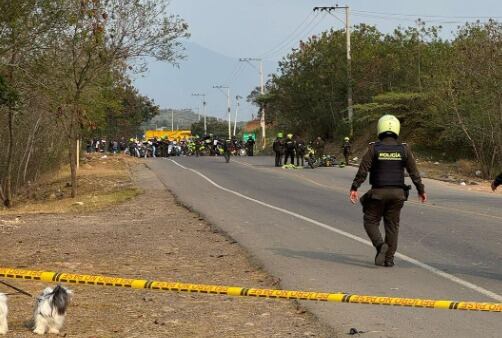 Por el momento, las autoridades acordonaron la zona y realizaron el traslado de los policías lesionados a un centro asistencial