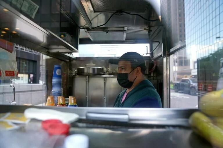 Abdul Rahman, un vendedor de café y desayuno, en Nueva York el 30 de septiembre de 2021, espera volver a la normalidad y que los clientes regresen en "octubre ... o enero" (AFP / Bryan R. Smith)