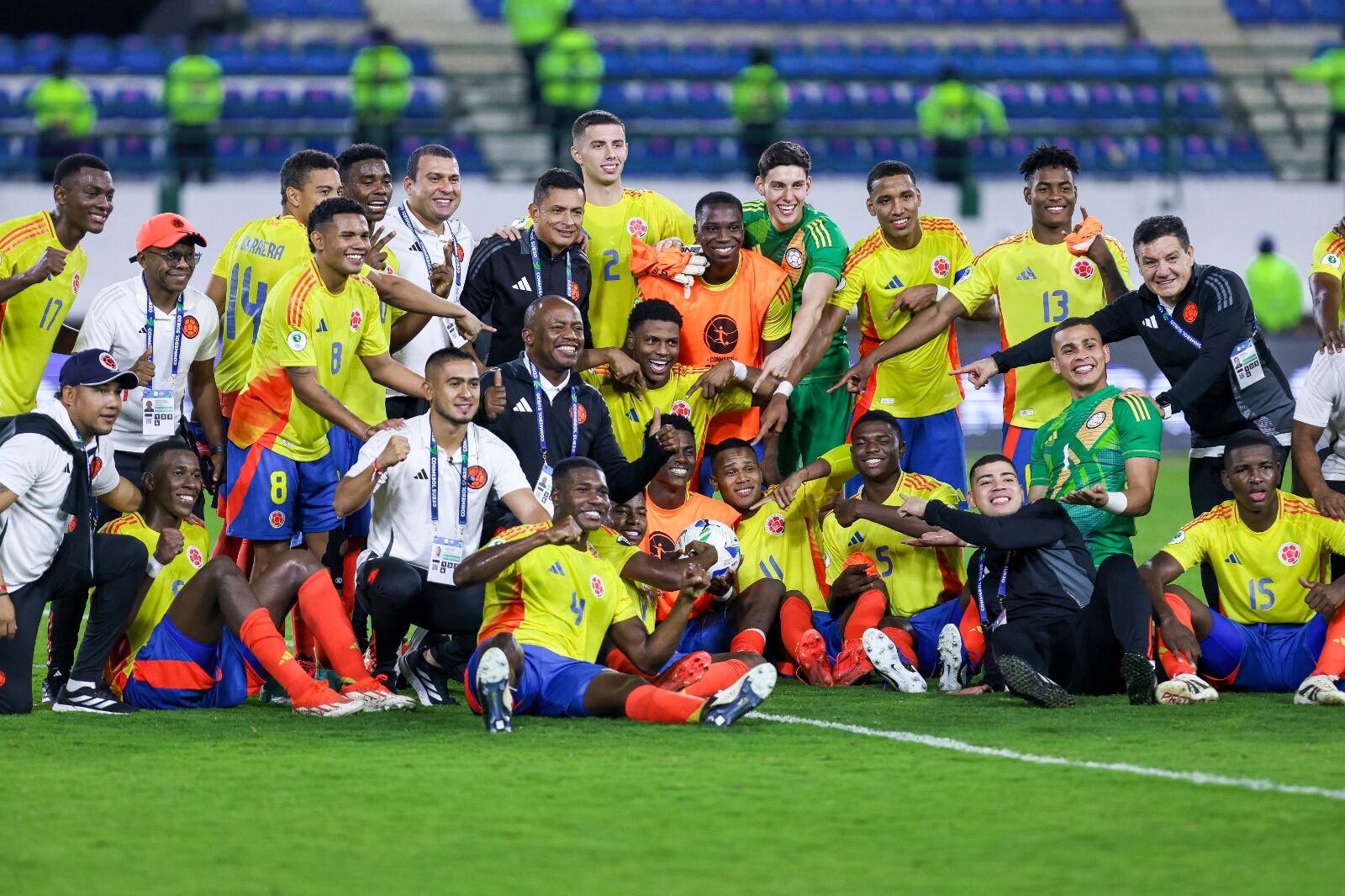 Jugadores de la Selección Colombia Sub-20 celebran el primer triunfo en el hexagonal final del Sudamericano Sub-20 del 2025.