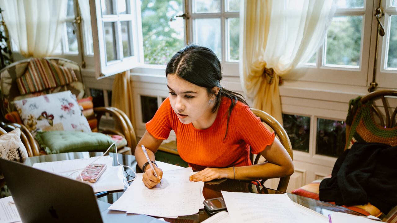 La herramienta brinda sugerencias de texto.