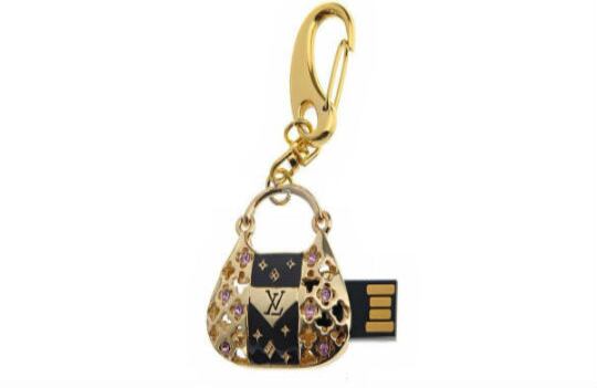 Las memorias son un elemento esencial para llevar información de un lugar a otro. Si usted quiere impactar en una reunión, puede probar con memorias de diferentes colores y estilos. 