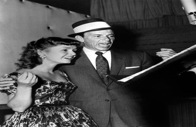 Debbie Reynolds y Frank Sinatra.