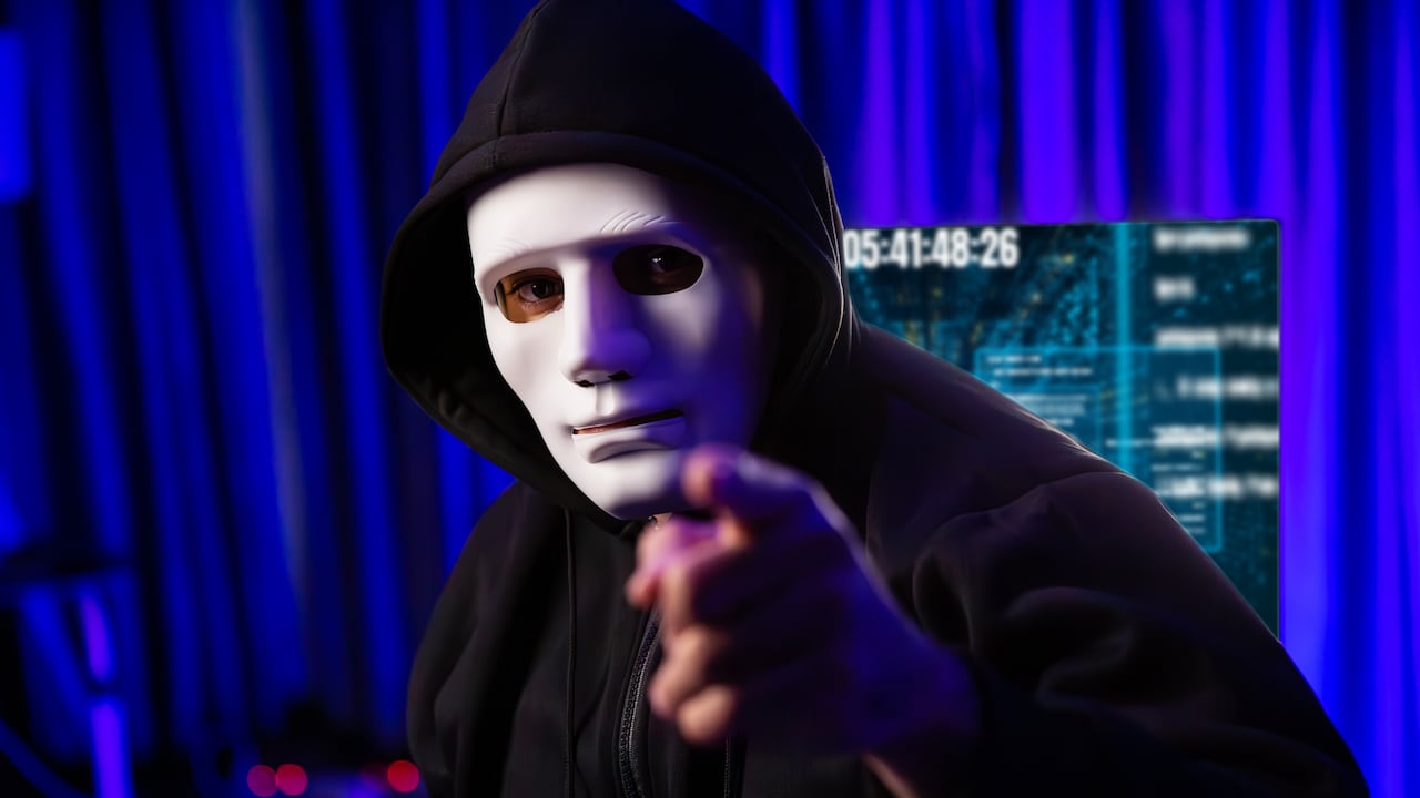 Un celular que se calienta o gasta datos sin razón podría estar intervenido.