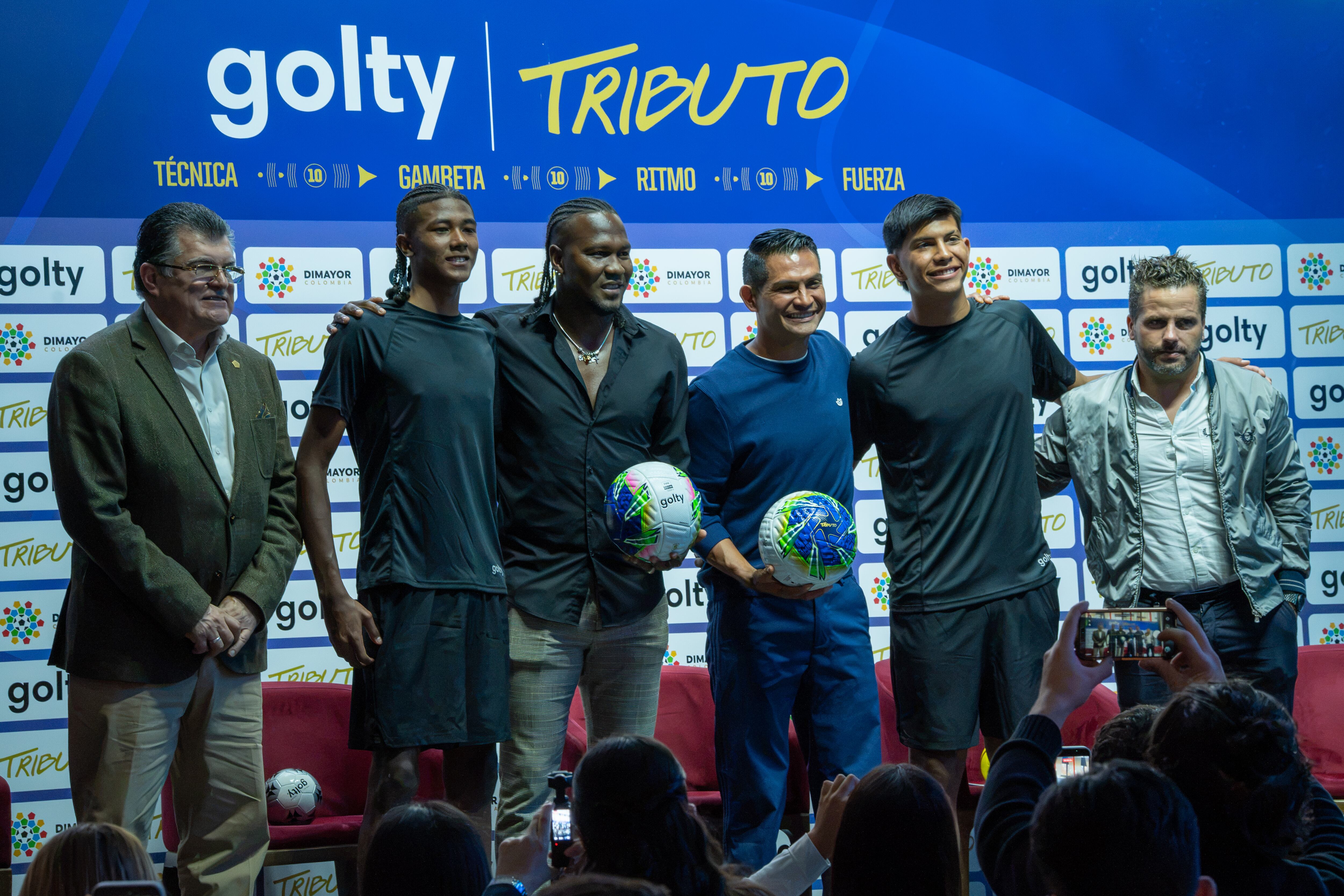 David Mackalister Silva y Hugo Rodallega junto a sus hijos, presidente de Dimayor y demás personalidades en la presentación de Tributo