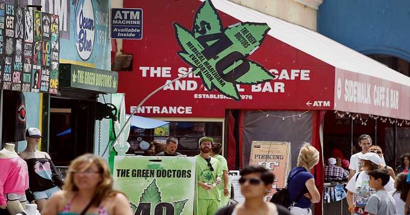 La lucha contra la guerra de la droga en Estados Unidos, ha traído contradicciones dentro de las políticas federales, pues por un lado es legal y regulada y por el otro es ilegal. 