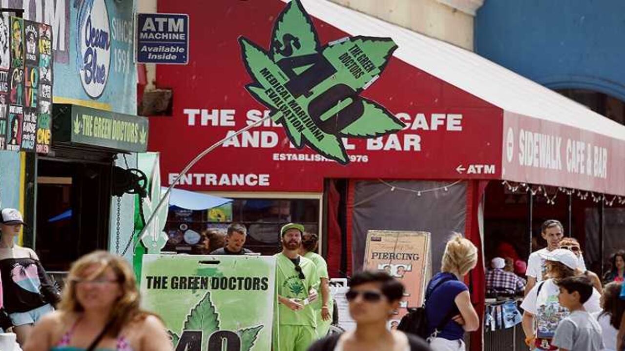 La lucha contra la guerra de la droga en Estados Unidos, ha traído contradicciones dentro de las políticas federales, pues por un lado es legal y regulada y por el otro es ilegal.