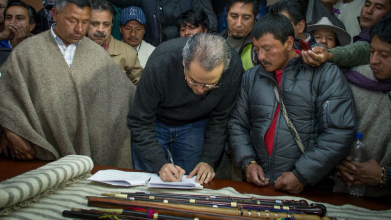 El ministro del Interior, Fernando Carillo, firmó el pacto que se logró con los pueblos indígenas de Nariño.