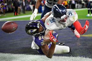 El receptor abierto de los Baltimore Ravens, Miles Boykin, pierde la atrapada en una conversión de dos puntos contra el profundo libre de los Tennessee Titans, Kevin Byard, durante la segunda mitad de un partido de fútbol de desempate divisional de la NFL en Baltimore el 11 de enero de 2020. Foto: AP / Nick Wass.