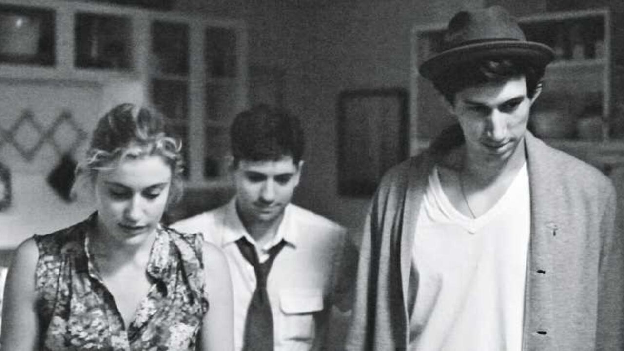 Un fotograma de Frances Ha (2012), de Noah Baumbach. En la imagen: Greta Gerwing, Michael Zagen y Adam Driver. Foto: Pine District Pictures / The Kobal Collection / AFP.