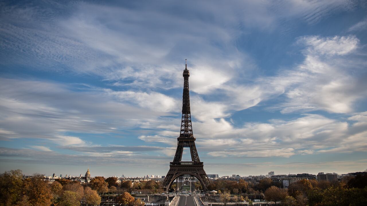 (FILES) This file photo taken on November 14, 2020 shows the Eiffel Tower in Paris. - Closed during the second lockdown, as part of measures against the Covid-19 epidemic, the Eiffel Tower announced on its official Twitter account on December 1, 2020 its reopening as of December 16. (Photo by Martin BUREAU / AFP)