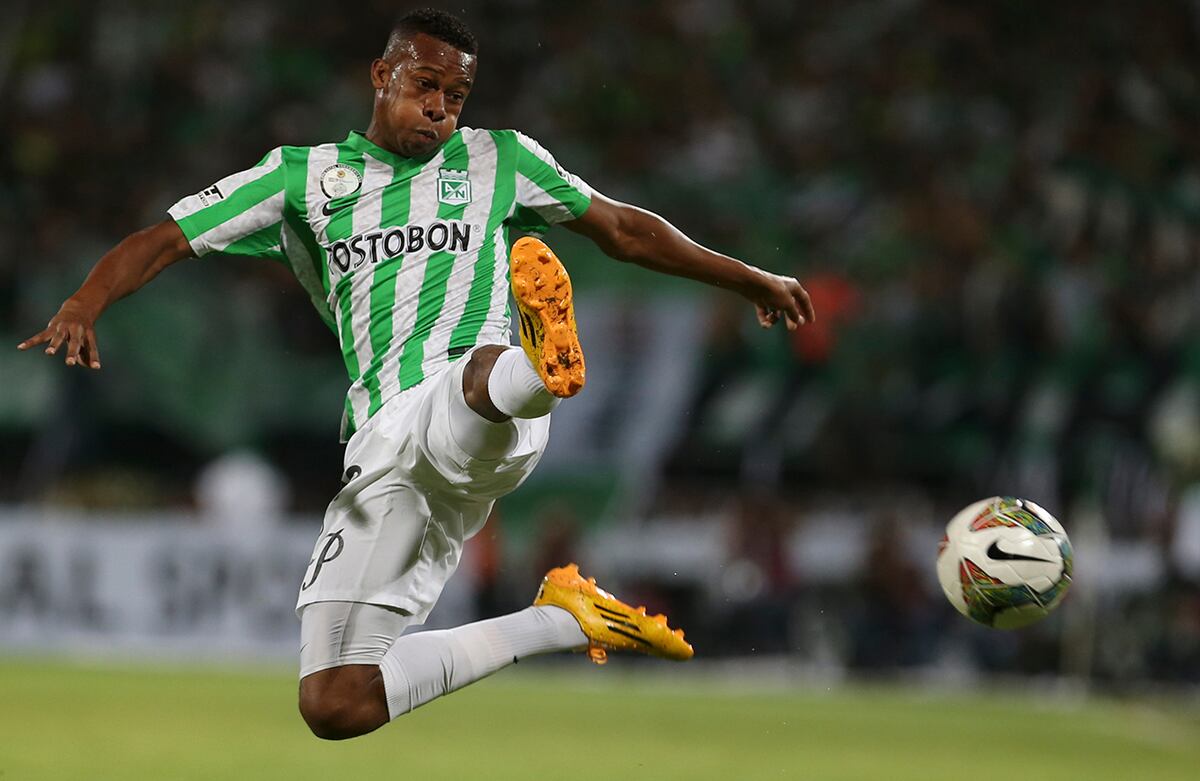 Jonathan Copete, del Atlético Nacional, patea el balón durante la primera jornada de la final de la Copa Sudamericana, en la que el equipo empató con el River Plate. (AP)