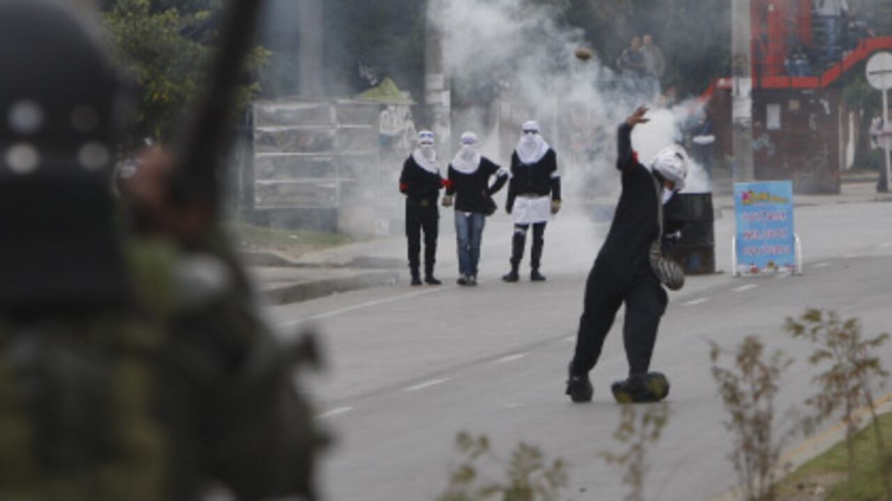 En total siete estudiantes terminaron en el hospital con graves lesiones.