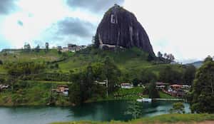 En Guatapé, Antioquia, también se dice que ha habido avistamientos. Algunos aseguran que los ovnis son atraídos por el cuarzo de la piedra del Peñol.