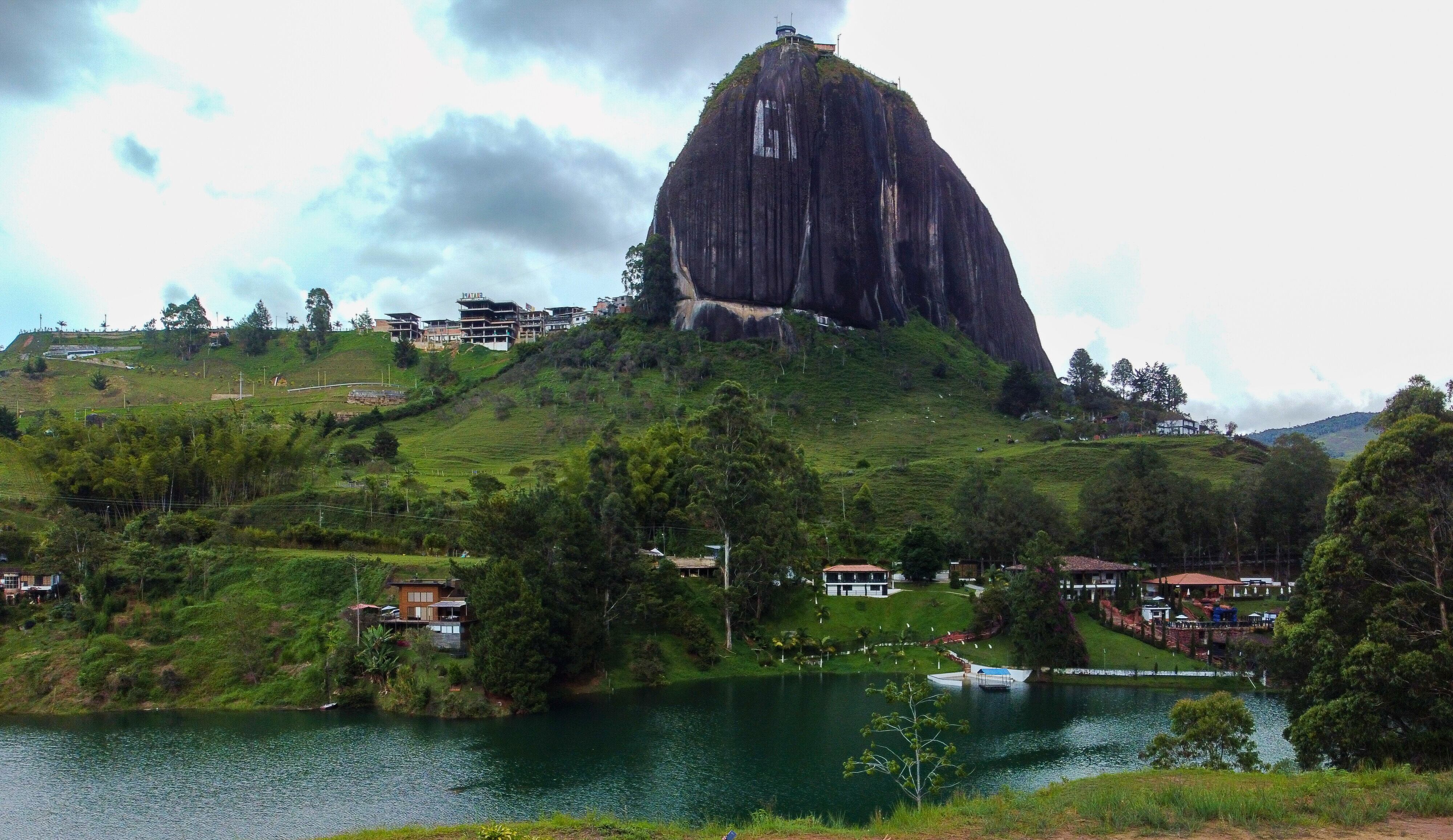 En Guatapé, Antioquia, también se dice que ha habido avistamientos. Algunos aseguran que los ovnis son atraídos por el cuarzo de la piedra del Peñol.