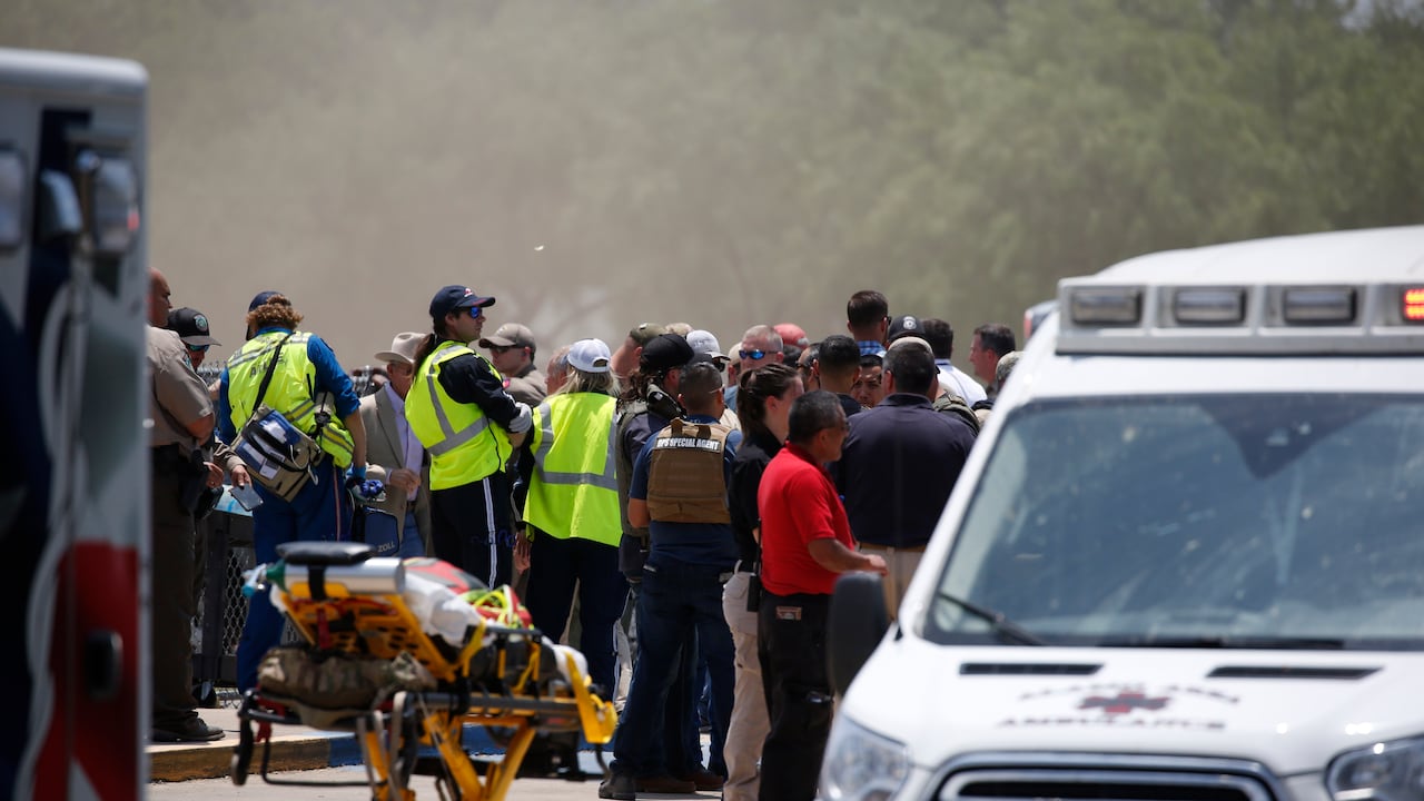 El personal de emergencia se reúne cerca de la Escuela Primaria Robb después de un tiroteo, el martes 24 de mayo de 2022, en Uvalde, Texas. (AP Foto/Dario Lopez-Mills)
